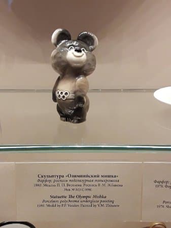 Скульптура «Олімпійський ведмідь»