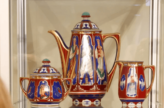 Унікальні сервізи з колекції Петра Авена виставлені в Рижському музеї фарфору