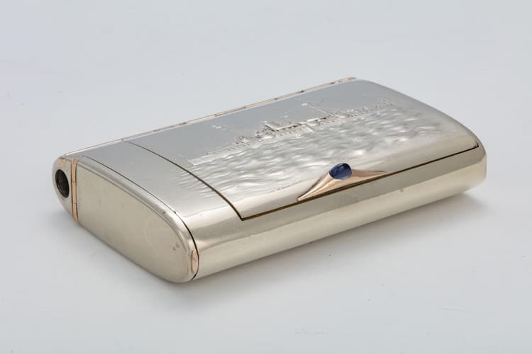 Cigarette case with matchbox and wick hole